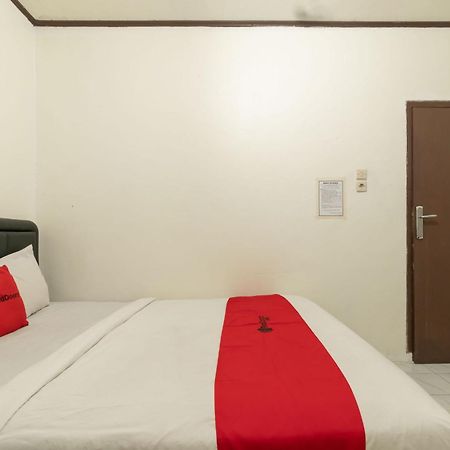Reddoorz Near Pondok Indah Water Park Giacarta Esterno foto