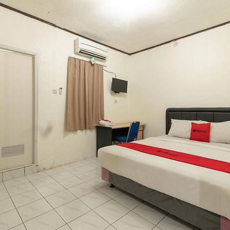 Reddoorz Near Pondok Indah Water Park Giacarta Esterno foto