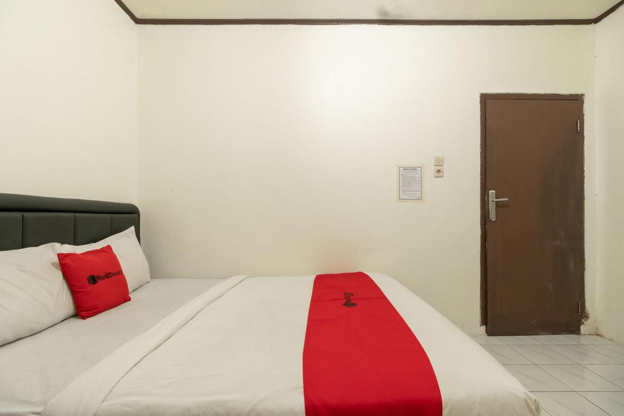 Reddoorz Near Pondok Indah Water Park Giacarta Esterno foto