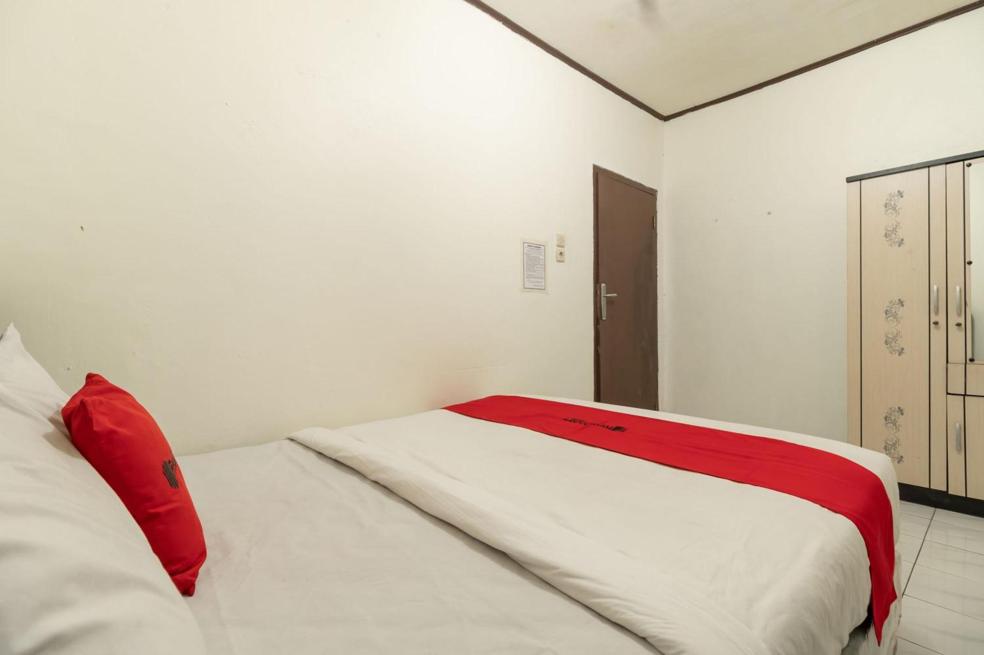 Reddoorz Near Pondok Indah Water Park Giacarta Esterno foto