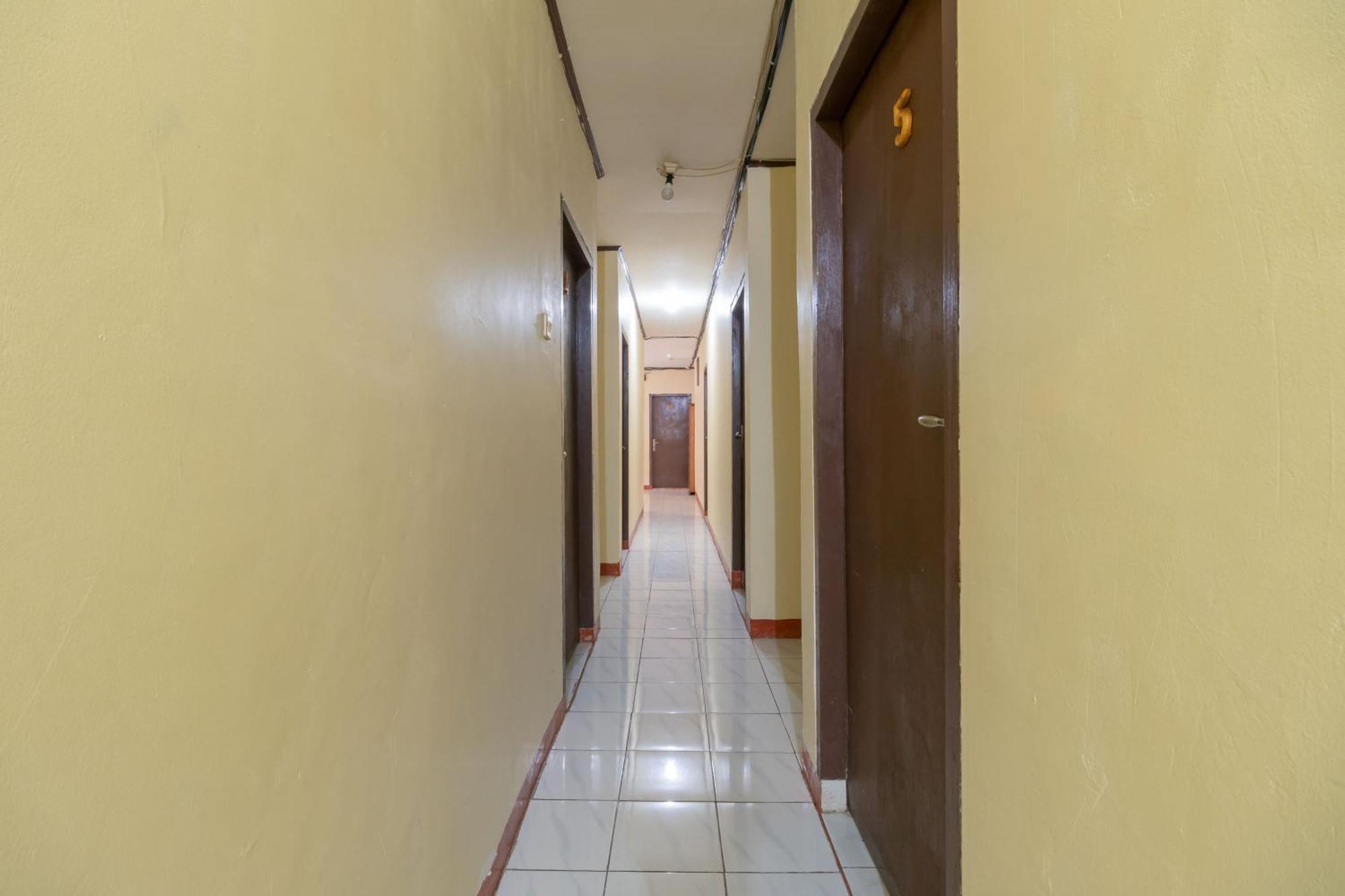 Reddoorz Near Pondok Indah Water Park Giacarta Esterno foto