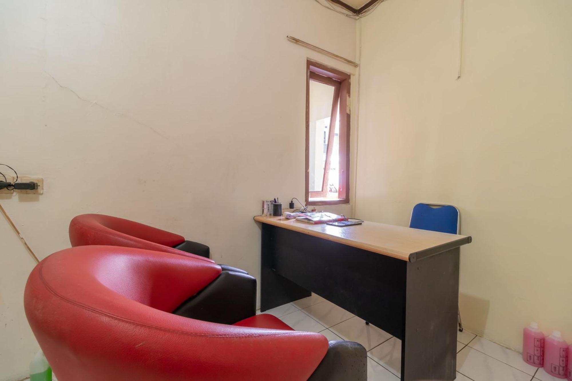 Reddoorz Near Pondok Indah Water Park Giacarta Esterno foto