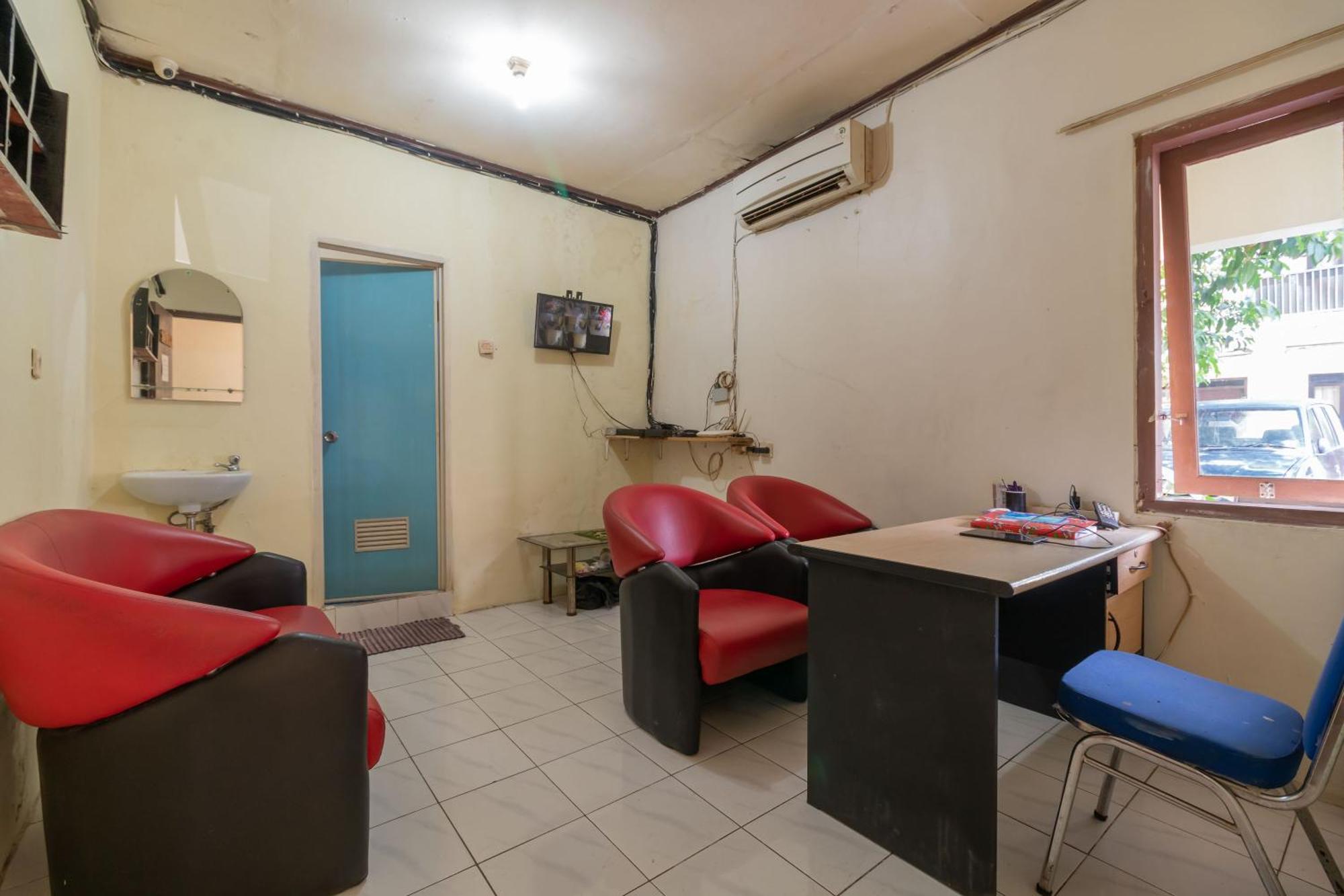 Reddoorz Near Pondok Indah Water Park Giacarta Esterno foto