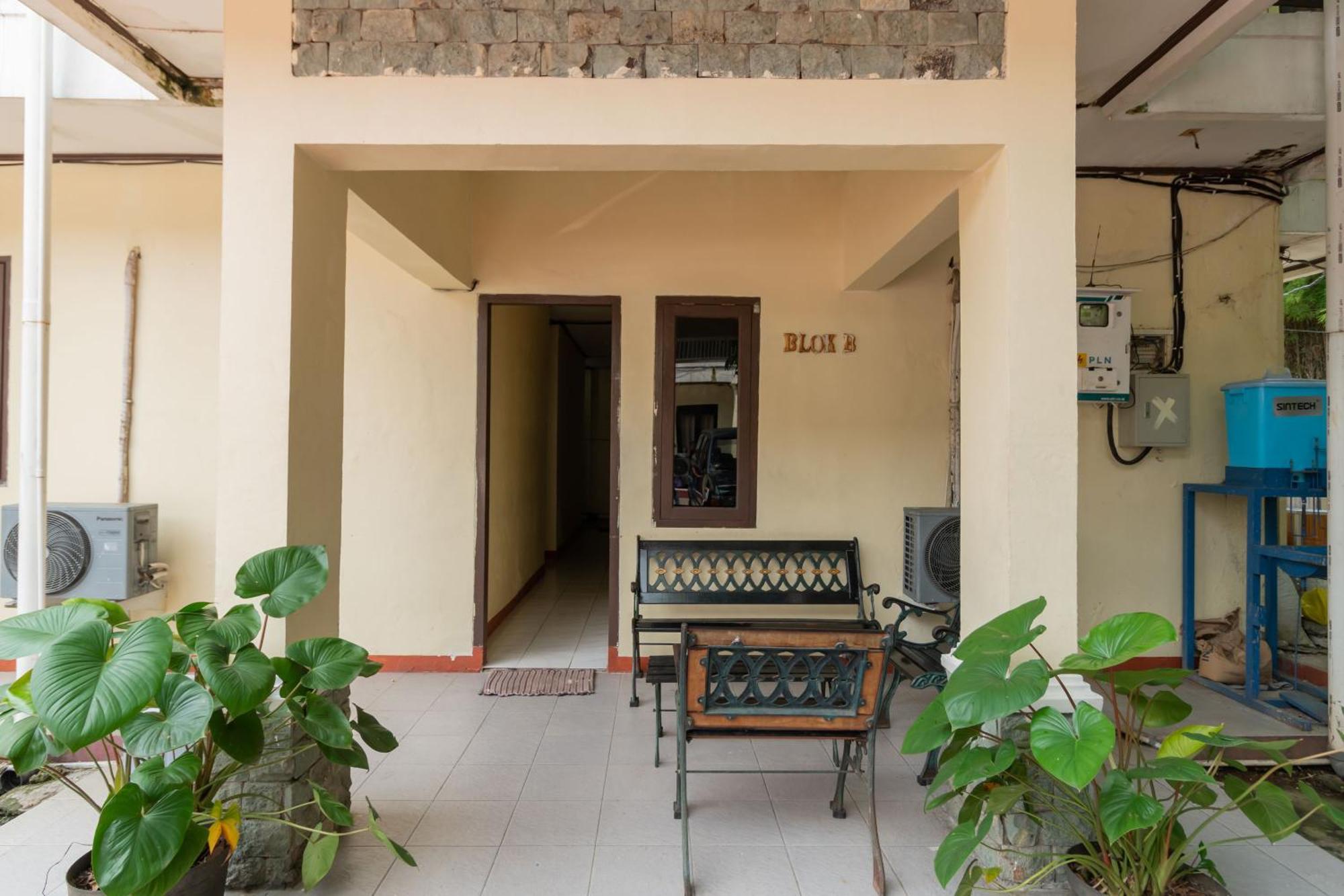 Reddoorz Near Pondok Indah Water Park Giacarta Esterno foto