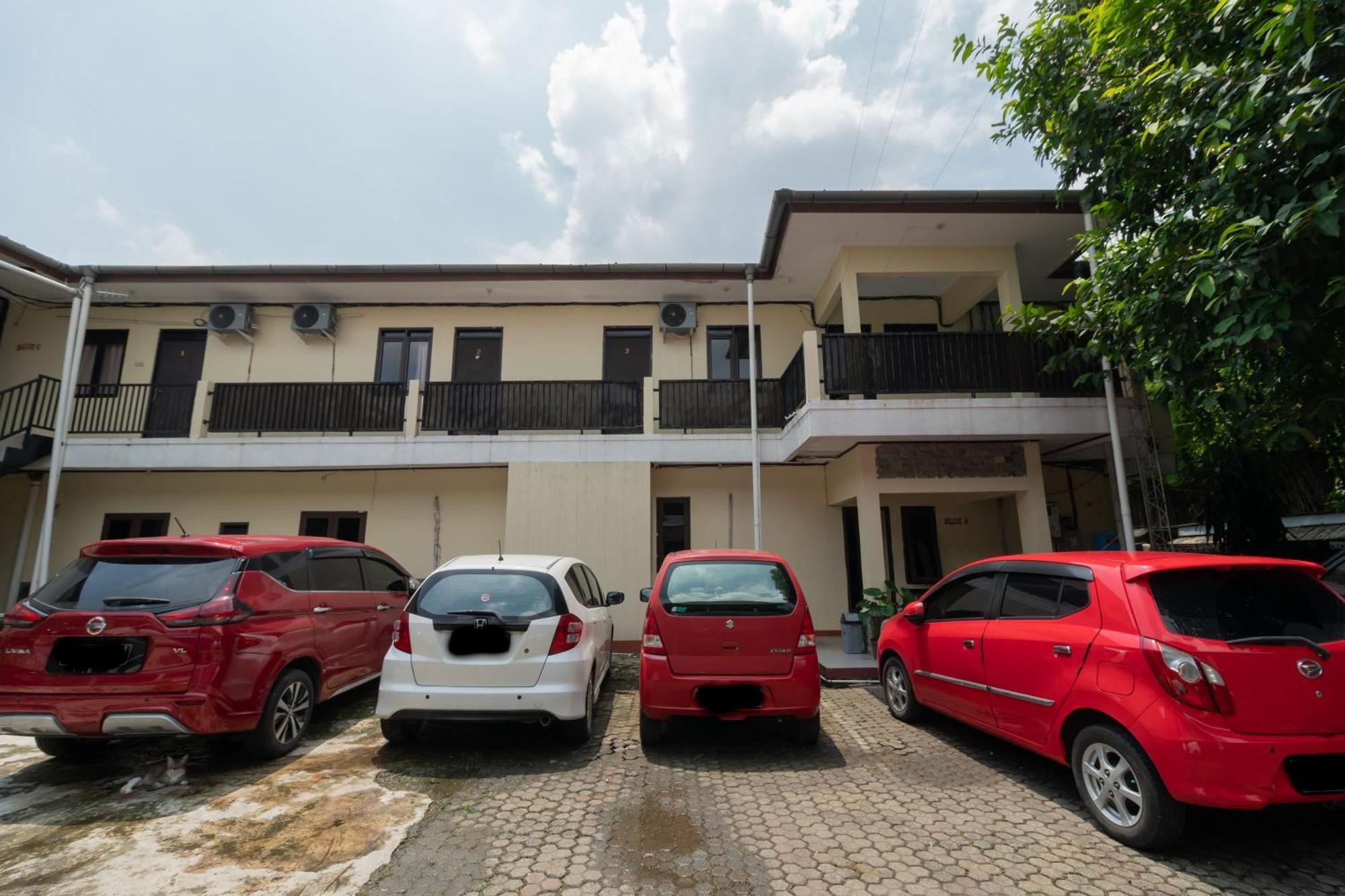 Reddoorz Near Pondok Indah Water Park Giacarta Esterno foto