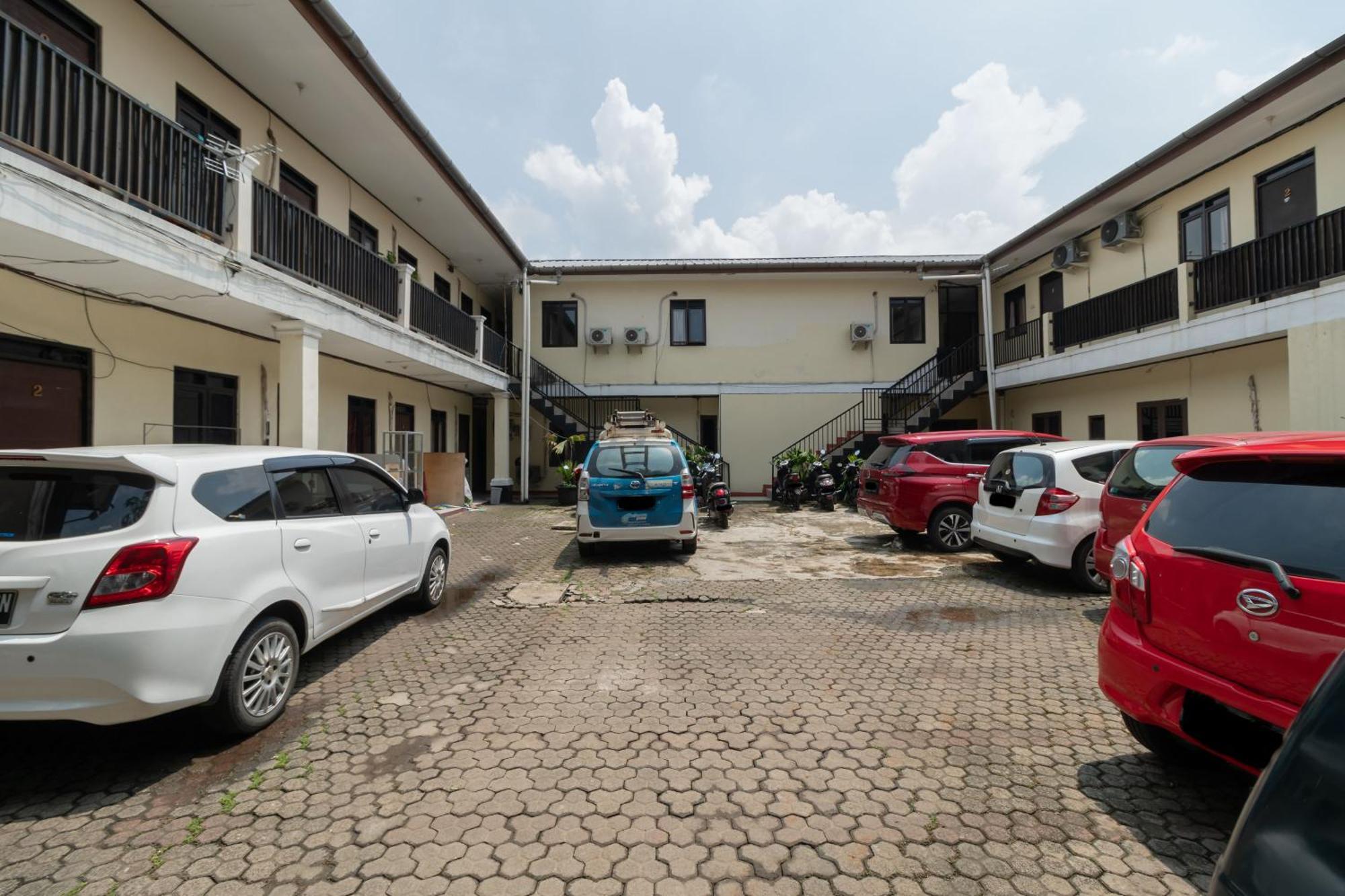 Reddoorz Near Pondok Indah Water Park Giacarta Esterno foto