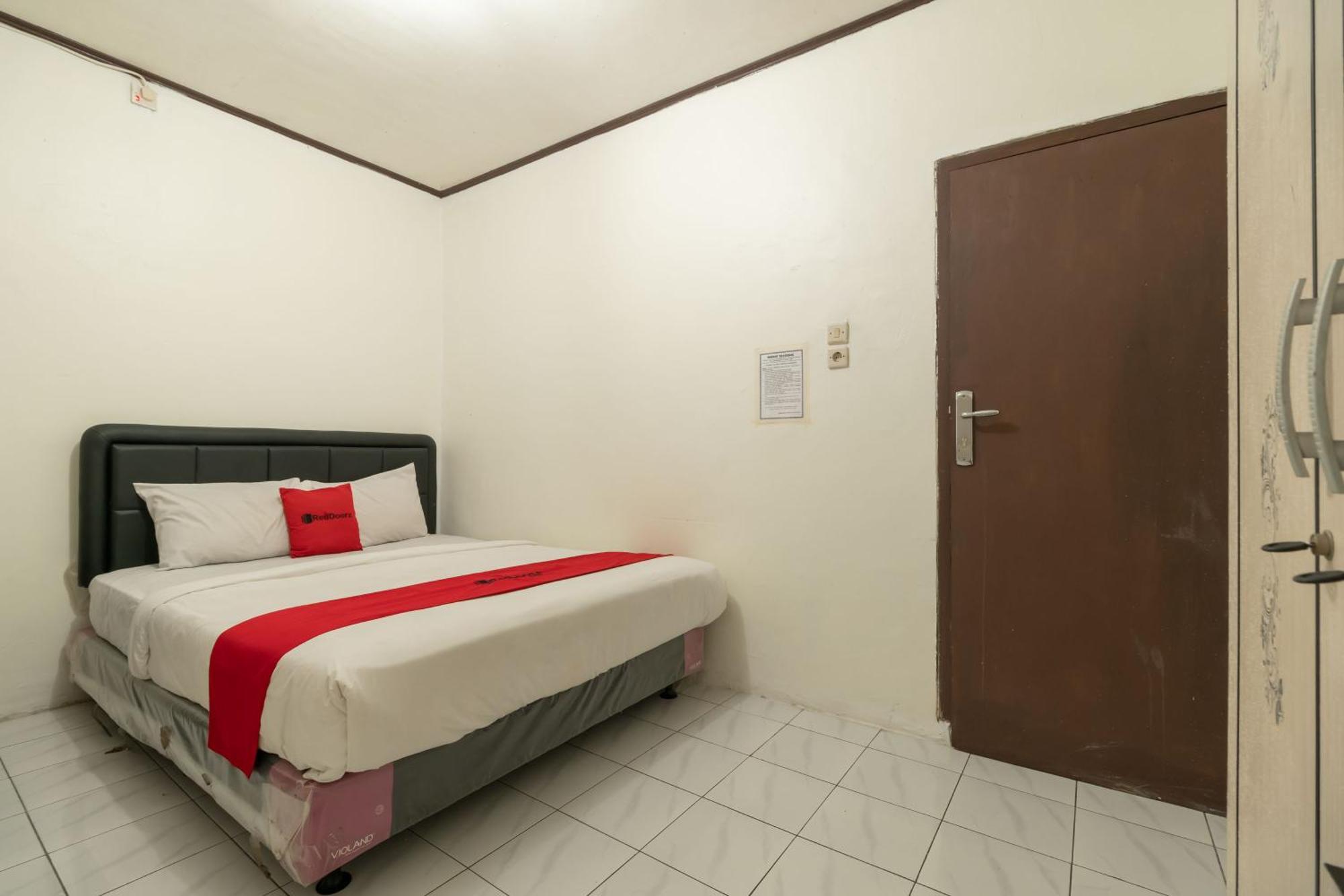 Reddoorz Near Pondok Indah Water Park Giacarta Esterno foto